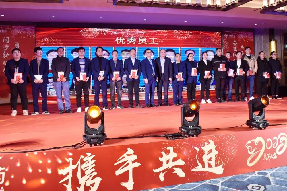 副總經(jīng)理宋濤、藥物研究院副院長(zhǎng)張徑為年度優(yōu)秀員工頒獎(jiǎng).jpg